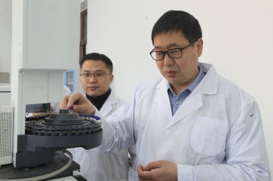 　　彭万喜教授在实验室做实验